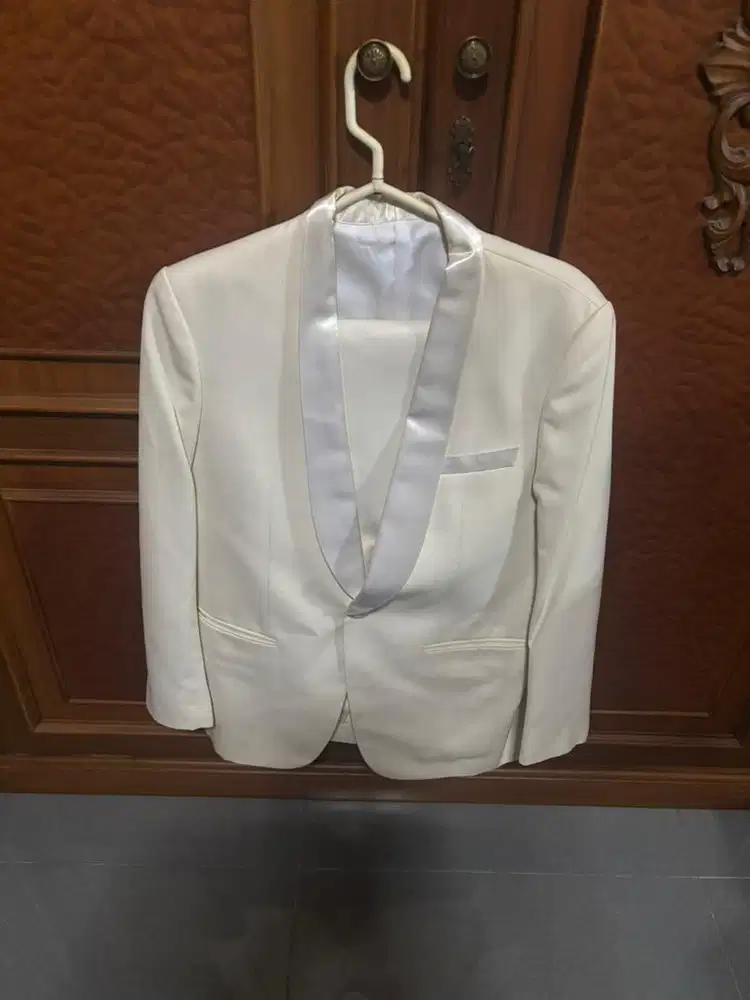 Stelan jas laki pesta warna cream (broken white)