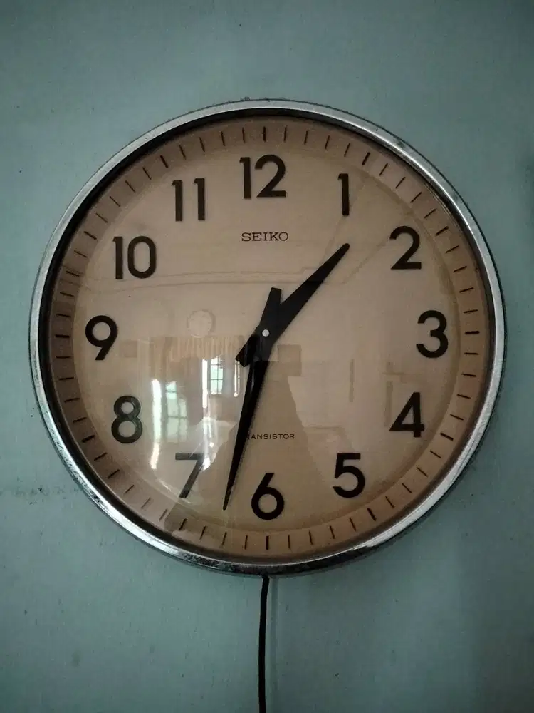 Jam dinding stasiun transistor