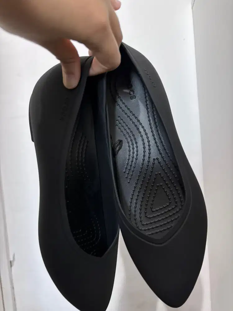 Crocs Brooklyn Pointed Flats (Black)