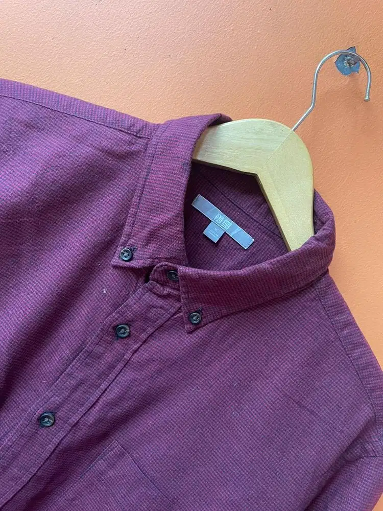 Kemeja Uniqlo Red and Black Small Motif