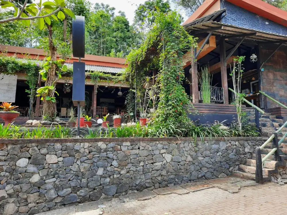 Jual Tanah dan bangunan usaha