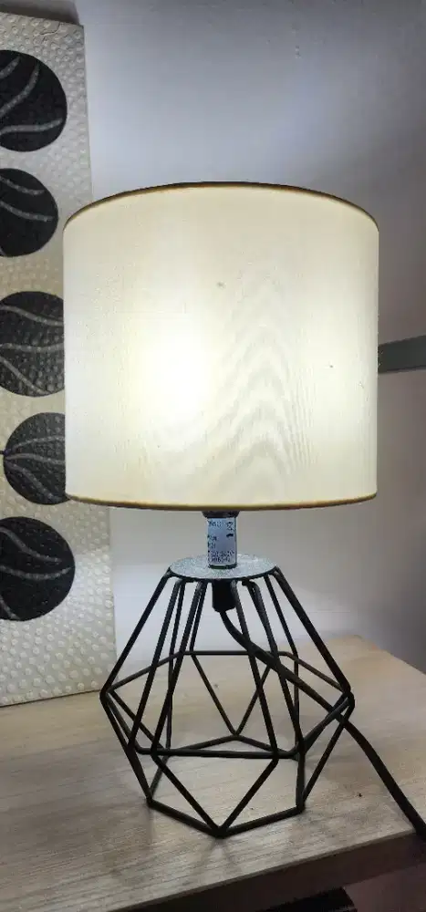 Lampu Meja Minimalis