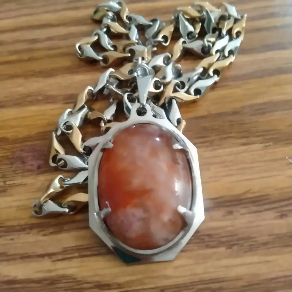 Liontin batu sulaiman madu.