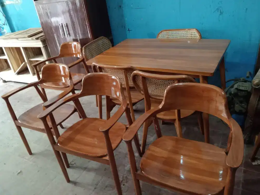 Bangku makan Model Hiroshima