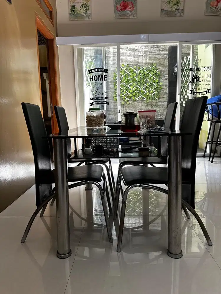 Dijual meja makan 4 kursi set bekas kondisi masih mulus siap pakai