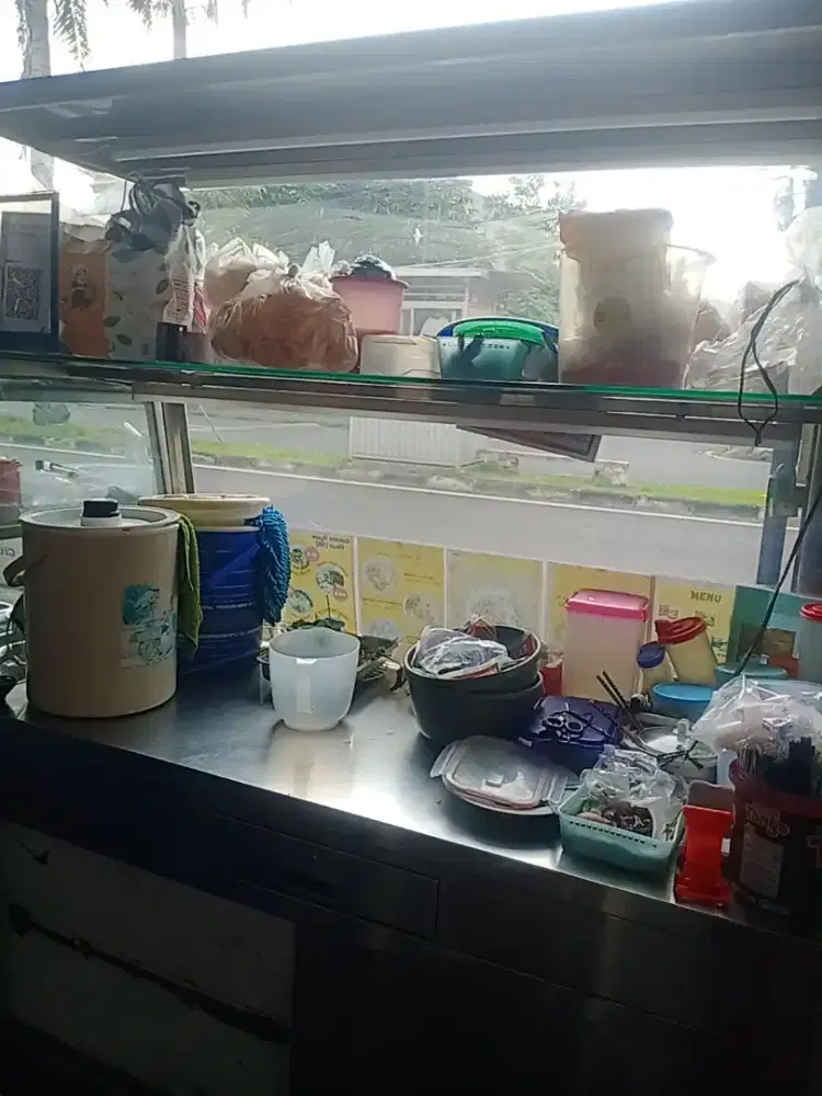 Lemari kaca dagang tingkat lampu