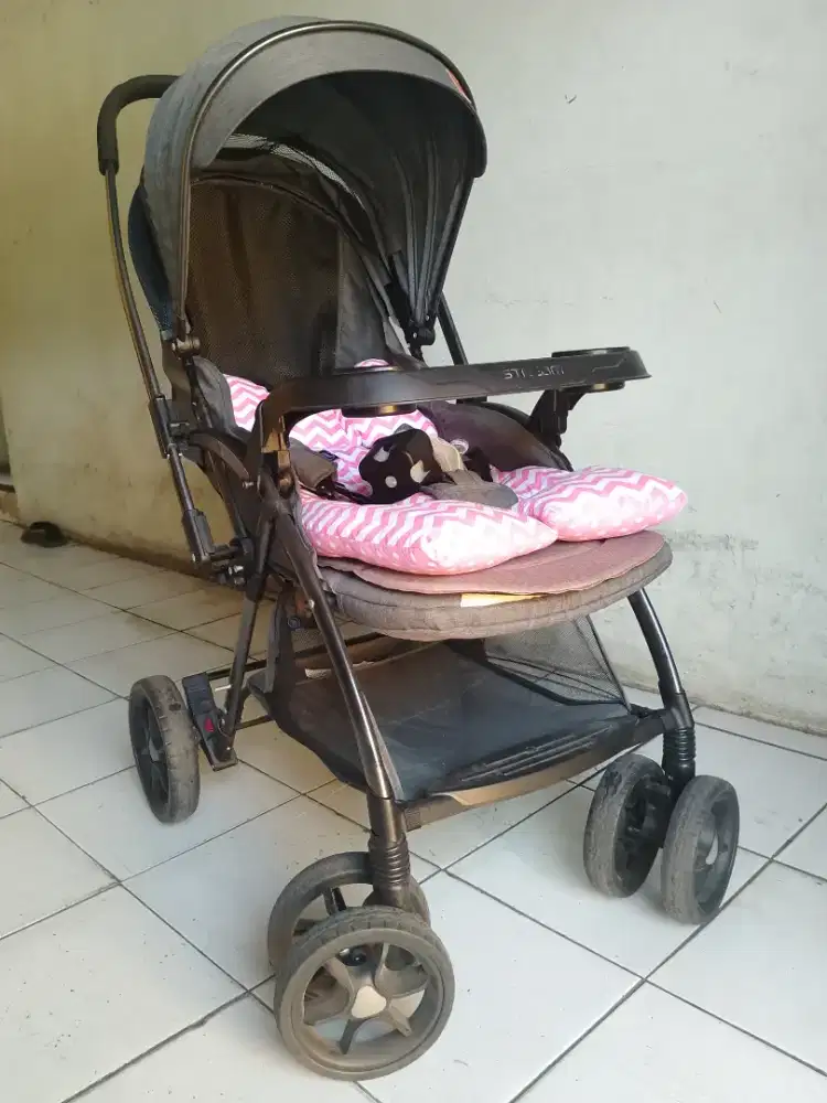 Kereta dorong bayi.