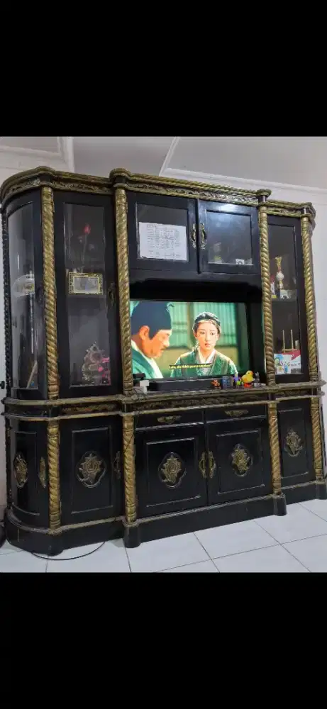 Dijual lemari tv pajangan kayu kokoh masih bagus di cengkareng