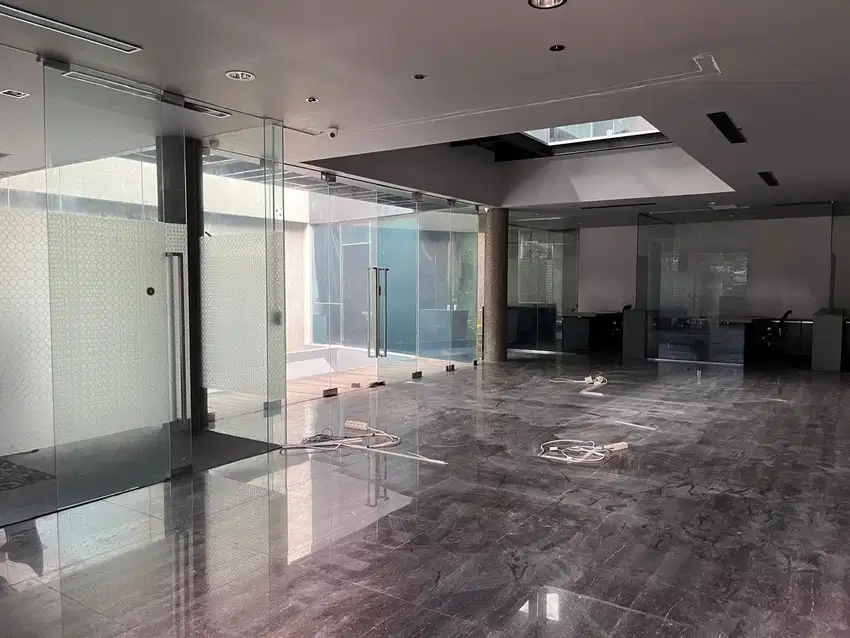 RUMAH EX KANTOR SIAP HUNI SENOPATI SCBD KEBAYORAN BARU PARKIR BASEMENT