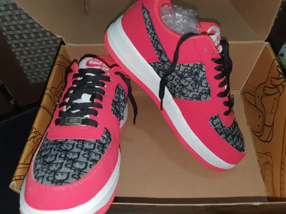 Jual sepatu nike casual no 41 edisi kekecilan bisa BT sama Jam HUAWEI