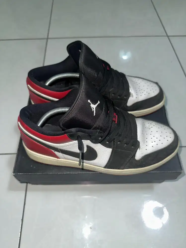 Dijual air jordan 1 low black toe size 44