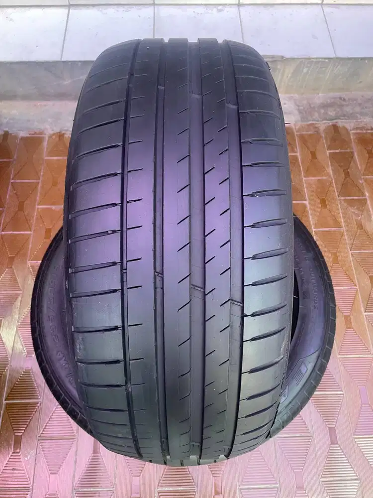 Ban Michelin Pilot Sport 4ZP 245 45 r18  1Pcs
