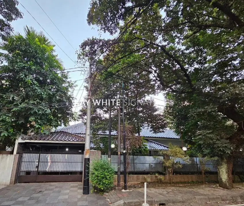 Rumah Lama di Jl Lamandau Akses Jalan Kaki ke MRT Blok M