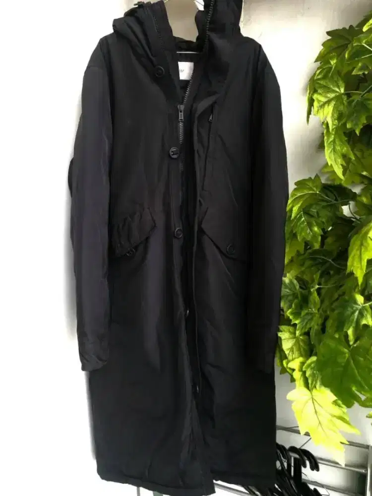 Jaket Parka Hitam Panjang dengan Hoodie – Hangat & Tahan Angin