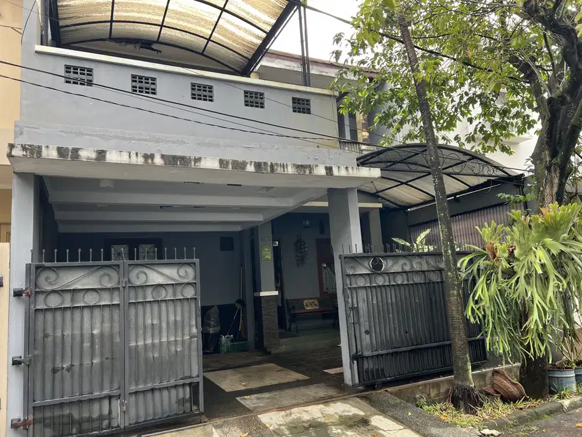 Dijual Rumah Semi  Furnished 2 1/2 lantai  di Taman Laguna