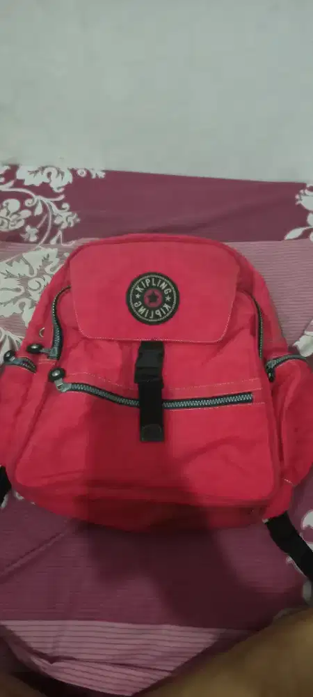Tas kipling merah.. warna masih pekat belas pakaian pribadi..