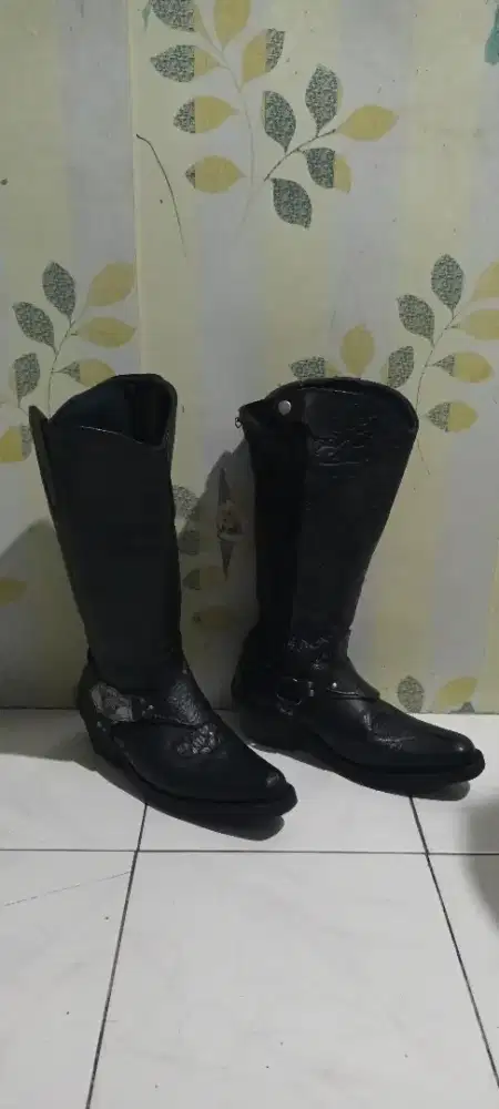 Sepatu booth tunggang