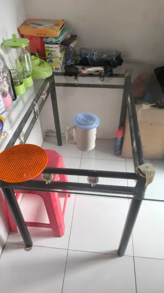Meja makan kaca besar