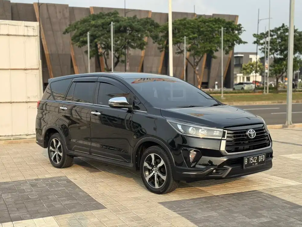 Toyota Kijang Innova Venturer 2.4 Diesel AT 2021 Solar