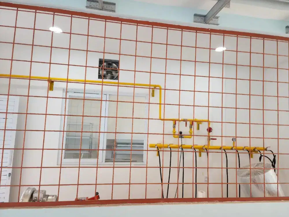 Instalasi pipa gas MBG