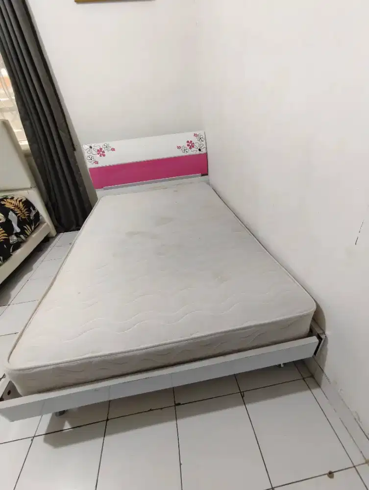 Satu set kasur dan divan ukuran 120