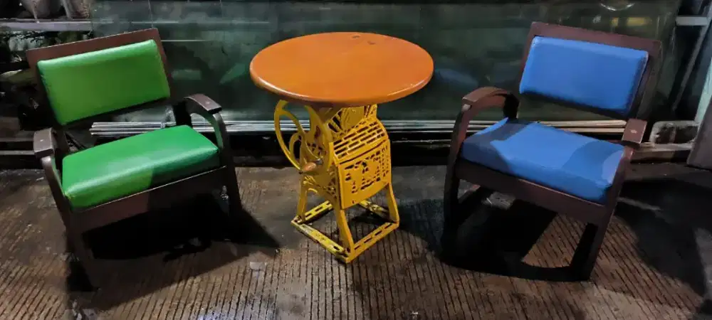 Kursi dan meja vintage antik