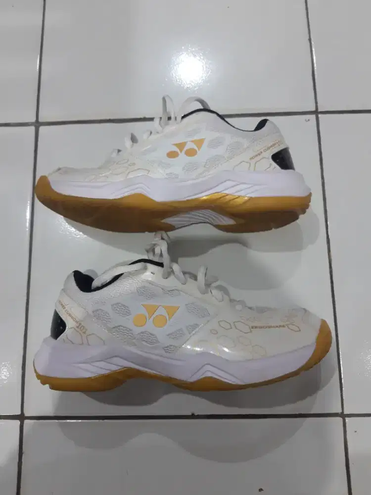 SEPATU BULUTANGKIS/BADMINTON YONEX LIKE NEW !