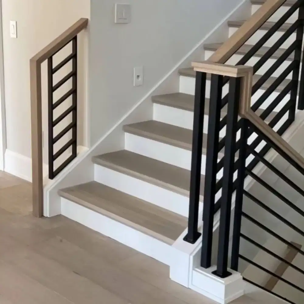 Railing tangga rangka hollo galvanis pegangan kayu.