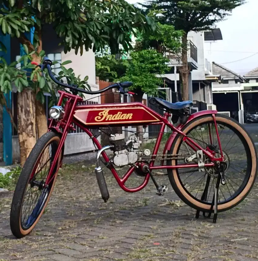 Sepeda roundtank modif lawas vespa antik helm jaket vintage jadul