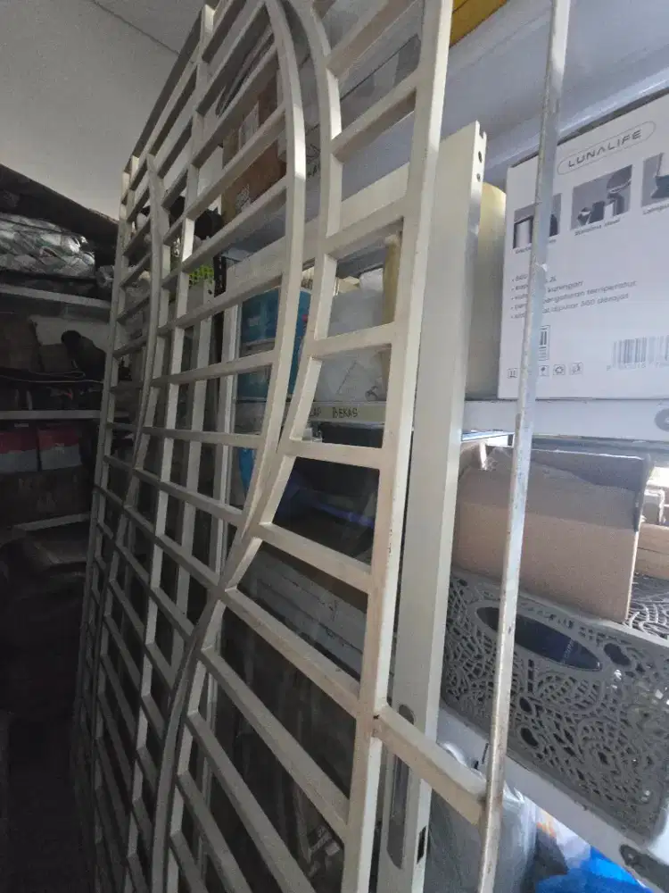 Teralis jendela rumah besar