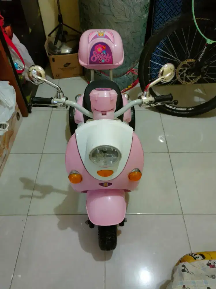Vespa anak motor mainan elektronik bisa di cas