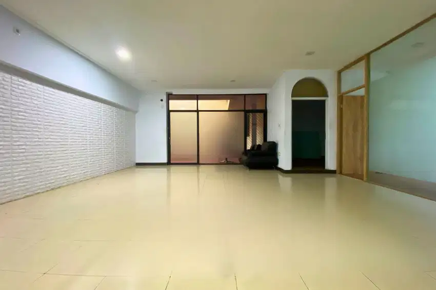 Disewakan Rumah Pinggir Jalan Cocok untuk Usaha/Kantor Area Senopati