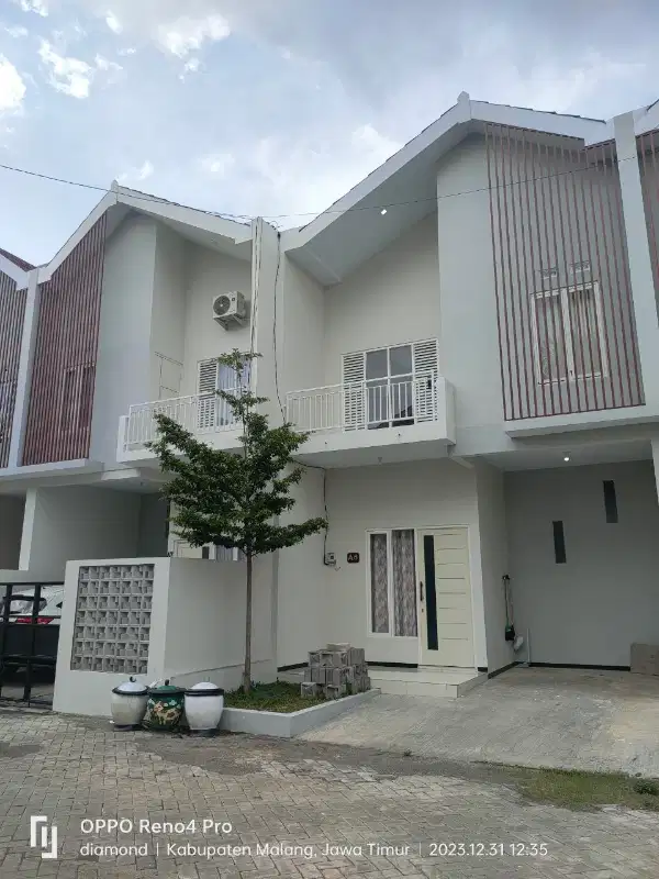 RUMAH MEWAH 2 LANTAI DEKAT KAMPUS UMM