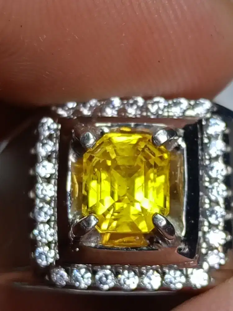 VIVID YELLOW SAFIR SRILANKA