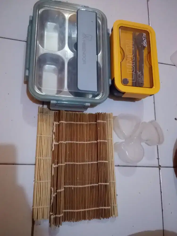 Kotak bekal dan alat sushi