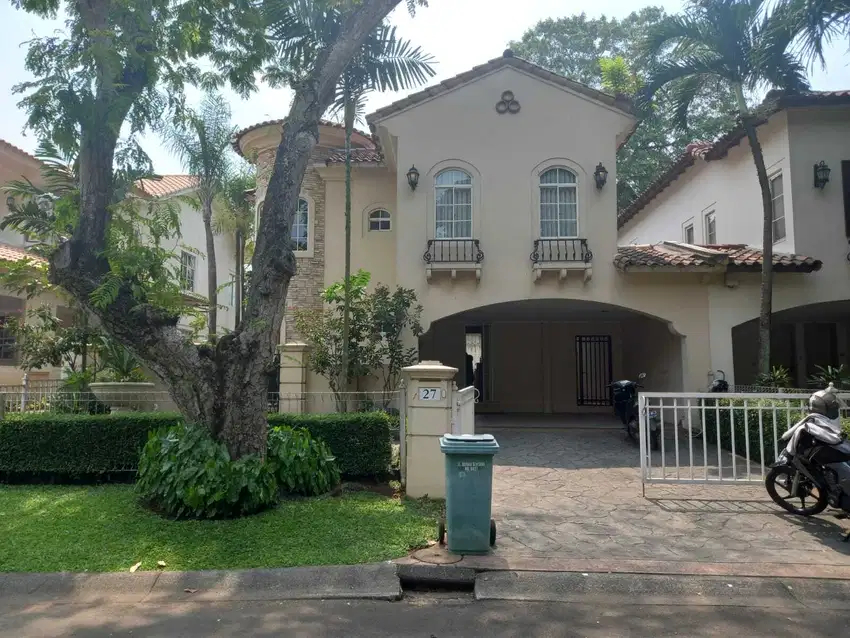 Rumah full furnish ada kolam renang taman beverly golf karawaci