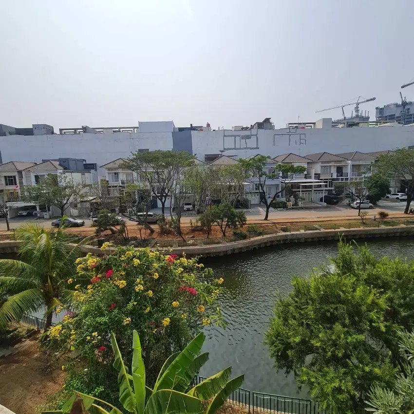 Dijual rumah PIK 10m x 25m View danau belakang  SHM 2,5 lantai
