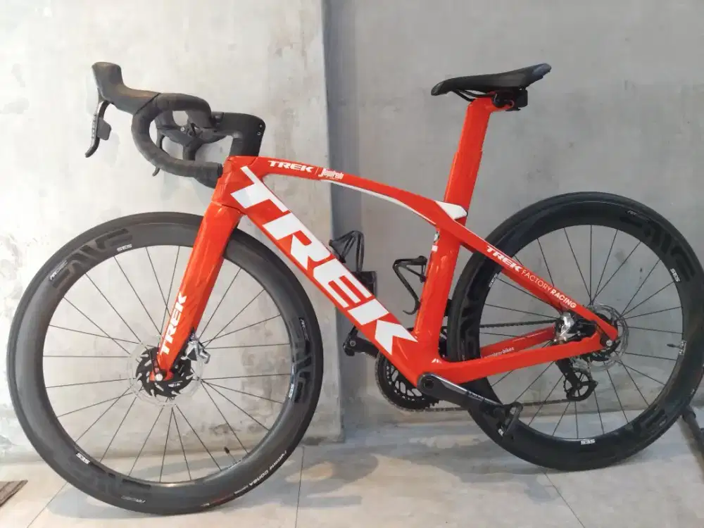 WTS,Trek Madone SLR 6 Disc  Road Bike Viper Red/Trek White