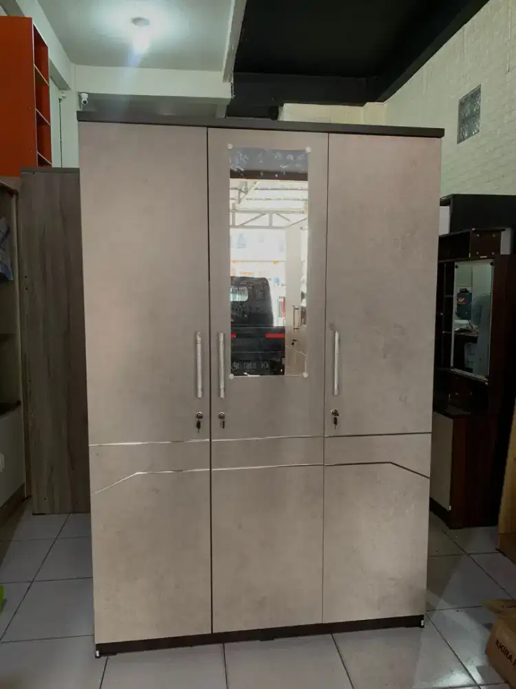 Sale Lemari Pakaian 3 Pintu Dapatkan Voucher Pembelian 25rb