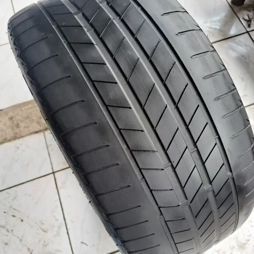 Ban 255 40 18 bridgestone rfr (run flat)