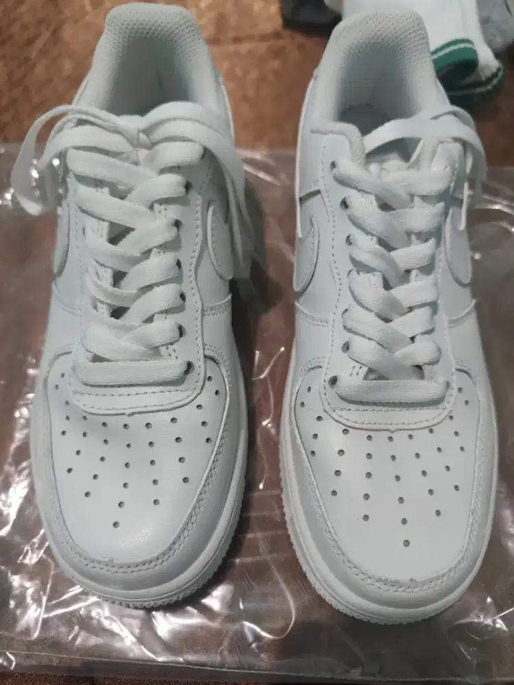 Nike Air Force 1 Triple White - Ukuran US 5.5 (23.5 cm)