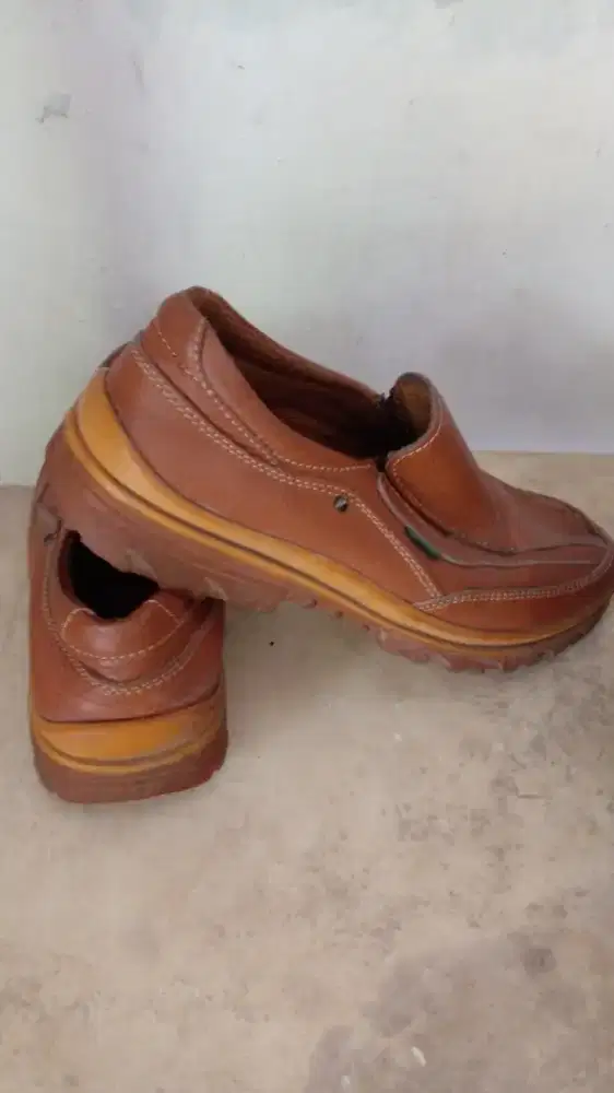 Sepatu santai bermerk di jual