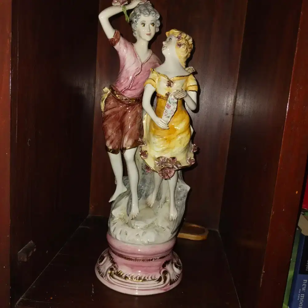 Patung porcaline gaya Eropa