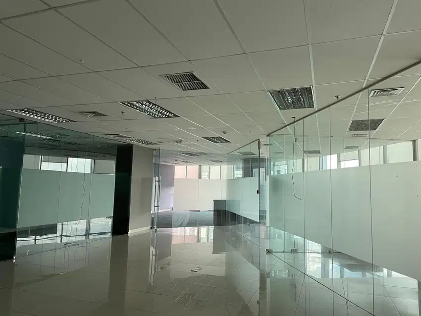 Sewa Kantor Siap Huni 337 m2 di AXA Tower Kuningan City, Hrg Tjangkau