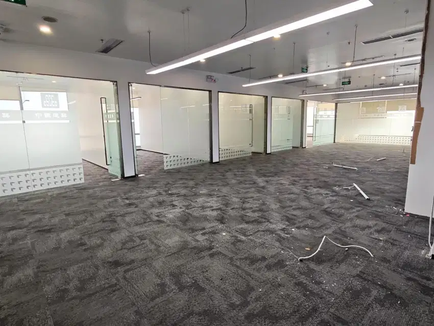 Sewa Kantor Sdh Partisi 392 m2 di SOHO Capital Central Park Jakbar