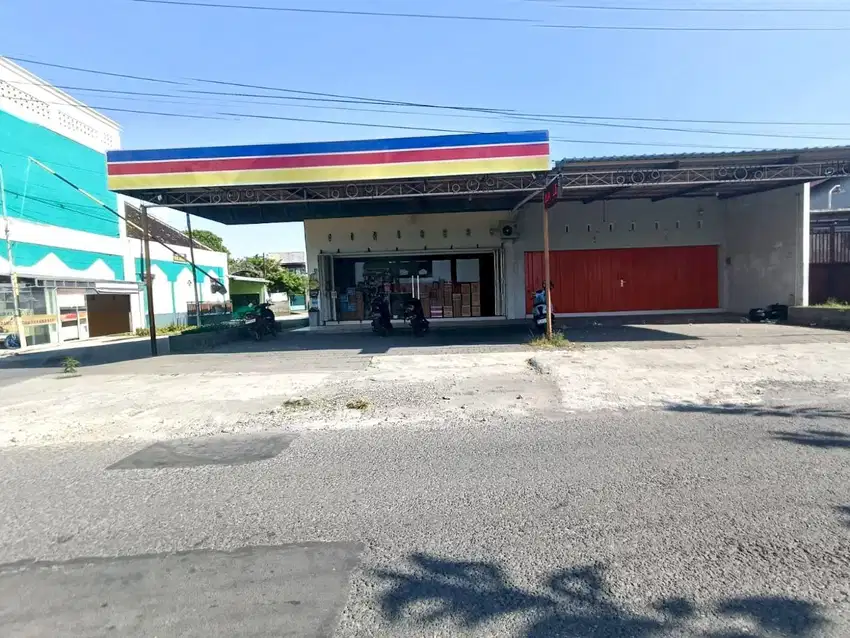 Ruko bekas minimarket pinggir jalan ramai di singopuran