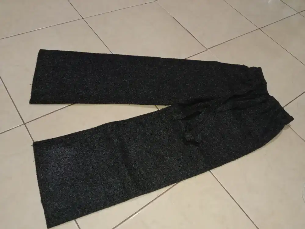 Celana panjang hitam bahan baldu