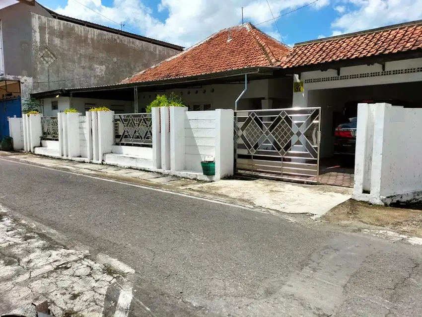 Rumah bangunan kokoh dekat SMK Farmasi Serengan Solo