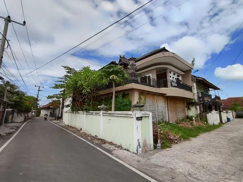RUMAH DAN RUANG USAHA LOKASI RAMAI POSISI HOOK PADANGSAMBIAN  DENPASAR