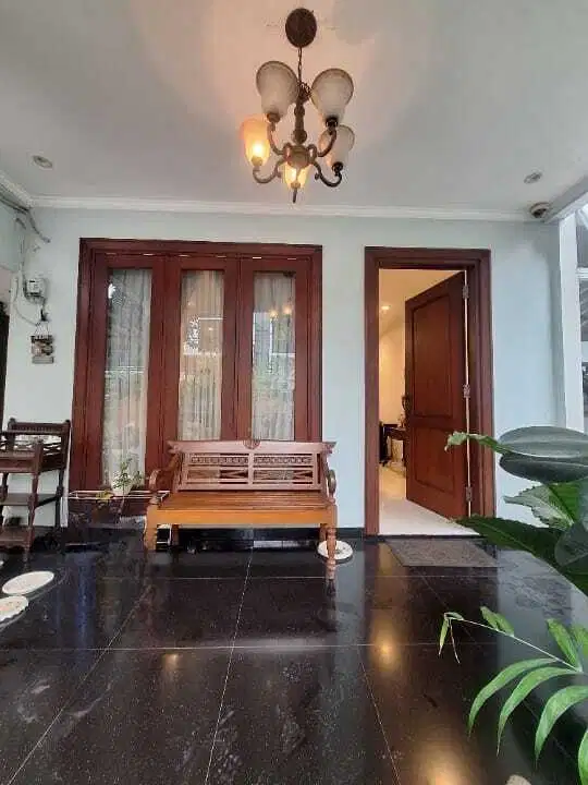 Rumah 3 1/2 Lantai  di Cempaka Putih Akses Jalan Lebar  Jak Pus